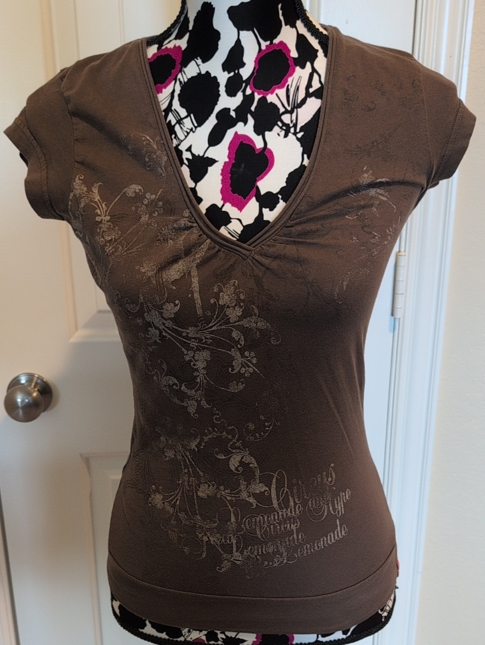 EDC By Esprit Women’s Brown Short-Sleeve V-Neck Graphic Tee Size XS